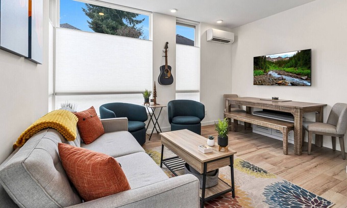 Green Lake House | Green Lake 4-Level 2BR Townhome w Rooftop Deck