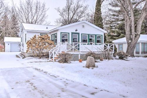 Markesan House | Green Lake Vacation Home with Screened Porch!