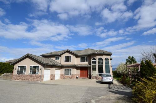 West Kelowna Estates House | Green Leaf B&B