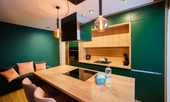 Oradea Apartment | Green Velvet City Retreat