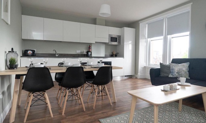 Dundee Apartment | GreenStar Apartments - Short Walk Away Into Dundee City Centre - Next To Abertay University - Perfect For Your Short or Long Stays - Weekly & Monthly Offers For Your Longer Stays