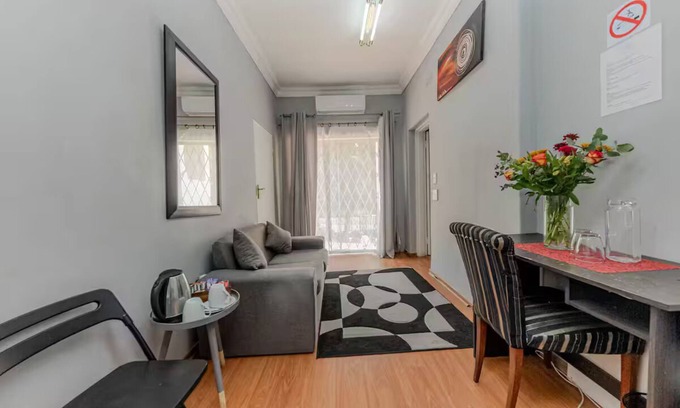 Greater Johannesburg Metropolitan Area Bed & Breakfast | Grey Room!