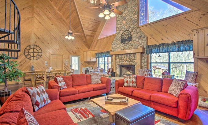 Cotton Gin Cabin | Groesbeck 'Lodge on the River': Hot Tub & Fire Pit