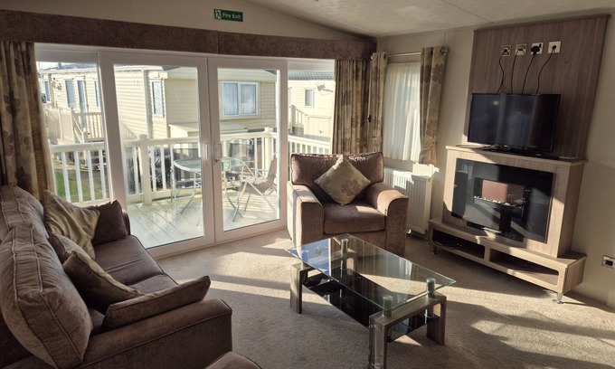 Icklesham Apartment | Grogu's Rest - 2 bedrooms with decking sleeps 6