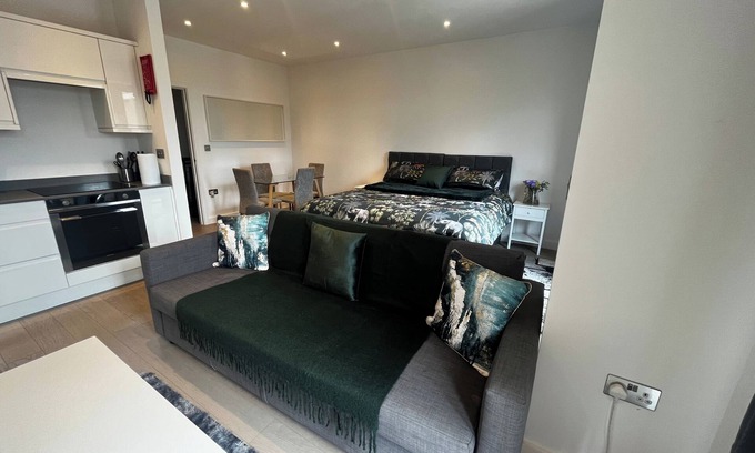 St Albans Apartment | Grosvenor Rd Studio - Sleeps 4, Pet Friendly, WiFi