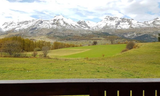 La Joue du Loup Apartment | Ground floor, view mountain, terrace, parking, tv, ski locker, 36m², La Joue du Loup