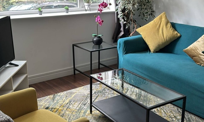 Hinckley Condo | Ground Floor 2-Bed Apartment | Free WiFi & Parking