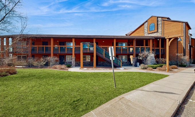 Wisconsin Dells Apartment | Ground-floor hotel-style condo with fast WiFi, central AC, & kitchenette