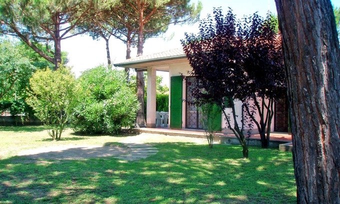 Lido delle Nazioni House | Ground floor villa surrounded by greenery with corner garden and parking space