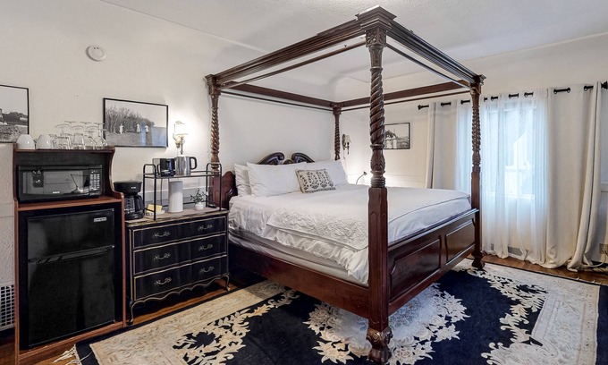 East Beach House | Ground-floor Seaside Suite with charming patio - 2-minute walk to beach