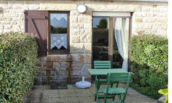 Penmarch Apartment | Ground floor studio with garden and sea view, Penmarch Kerity