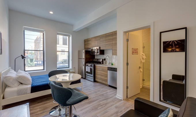 River West Apartment | Ground Floor Studios in Chicago by 747 Lofts