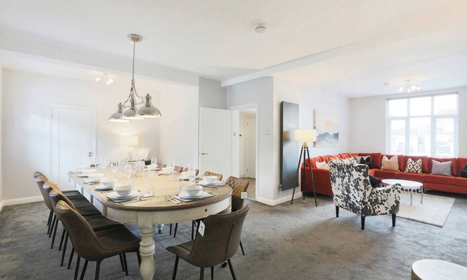 Barnt Green House | Group-Friendly Luxury Home in Solihull - Sleeps 14, near NEC & BHX