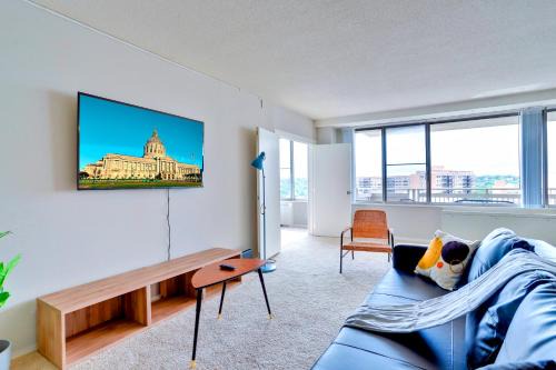 Crystal City Apartment | Group-Friendly Stay Near Metro