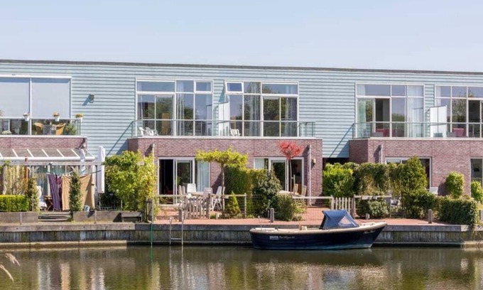 Oude-Tonge House | Group house with steam shower and sauna. The living room has a lockable double door so two separate