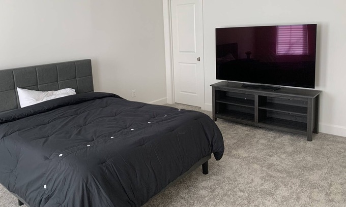 Ashburn House | Guest Bedroom in One Loudoun Townhouse w/ Full Dedicated Bathroom