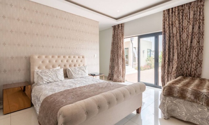 Greater Johannesburg Metropolitan Area House | Guest Ensuite @ Waterfall Country Estate.