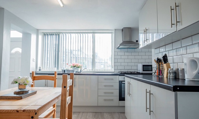 Bradford House | Guest Homes | Beautiful 5 bed in Bradford