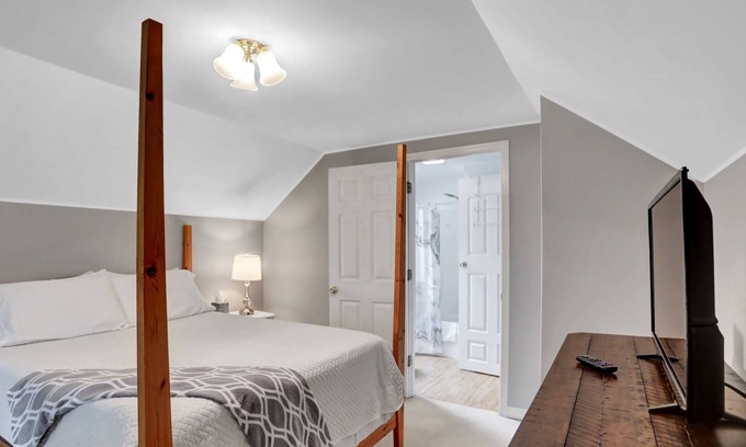 New Bloomfield Apartment | Guest house above garage in the countryside