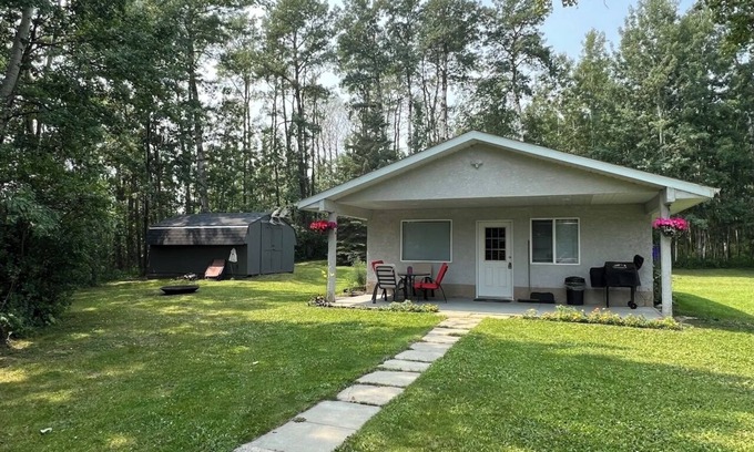 Division No. 8 House | Guest House at Parkland Beach, Gull Lake