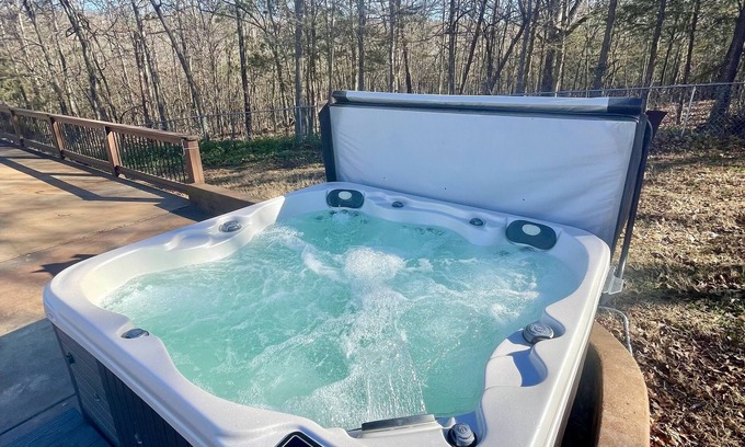 Mountain Home Cottage | Guest House with Hot Tub, 10min from Lake Norfork!