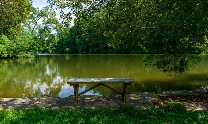 Tuscaloosa House | GUEST QTRS-SLEEPS 2-4 - 7 miles to U of A. RELAXING, ROOMY INSIDE & OUT, PRIVATE