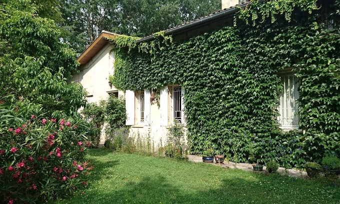 Saint-Andre-de-Cubzac Bed & Breakfast | Guest Room "La Lagune" with Shared Terrace, Private Garden and Wi-Fi
