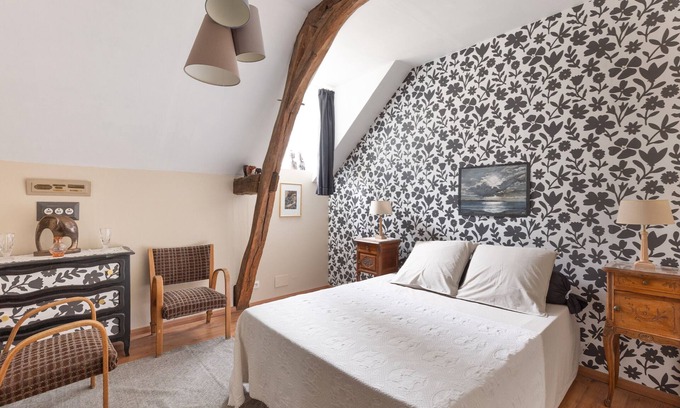 Clere-les-Pins Bed & Breakfast | Guest Room 'Le Clocher' with Shared Garden and Wi-Fi