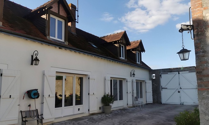 Cour-Cheverny Bed & Breakfast | Guest Room 'Suite Bleuet - Le Petit Puits' with Shared Garden and Wi-Fi