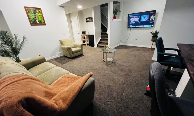 Southeast Calgary House | GUEST SUITE IN SE CALGARY WITH PRIVATE ENTRANCE