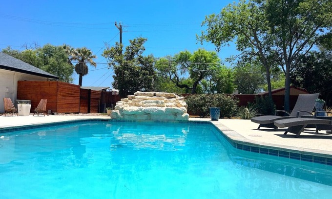 Castle Hills Apartment | Guest Suite +Swimming Pool by Airport