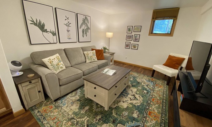 Moscow House | Guest Suite with Hot Tub, sleeps 4 - No nonsense fee