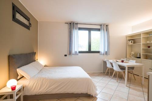 Como Apartment | GuestHost - Spacious studio at 800 m from Como Borghi station