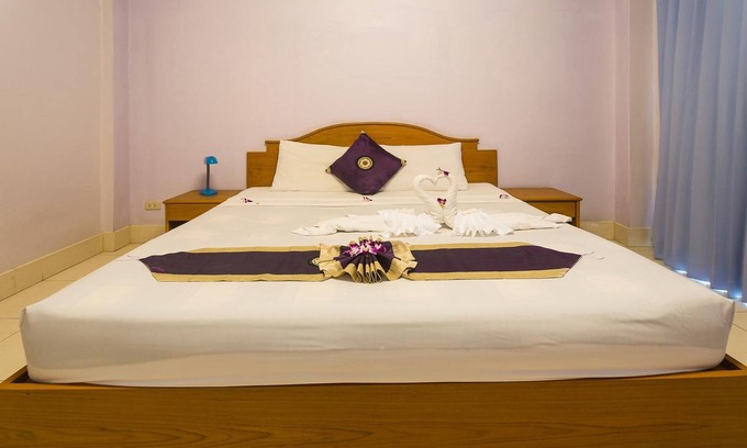 Nanai Road House | Guesthouse Belvedere - Room for 2 near Patong Beach, Wifi and Ac