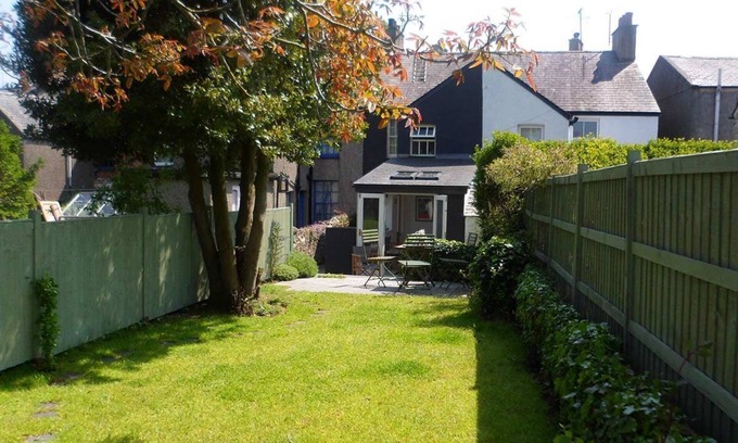Beaumaris Cottage | Guillemot - a town house that sleeps 4 guests in 2 bedrooms