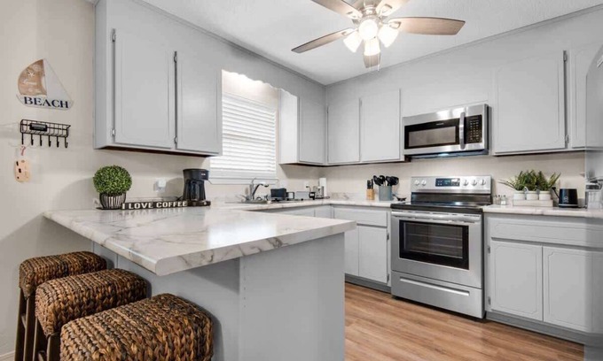 Gulf Breeze House | Gulf Brz-Beaches, Canal, Dwntwn PNS, Pet friendly