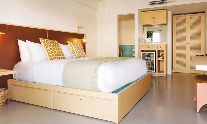 San Jacinto Hotel | Gulf‑View Rooftop, King Bed & Pool Access in Galveston