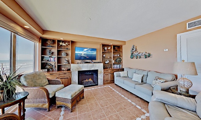 Corpus Christi Condo | Gulfstream Condos | Penthouse with Beachfront Balcony | Heated Pool & Hot Tub