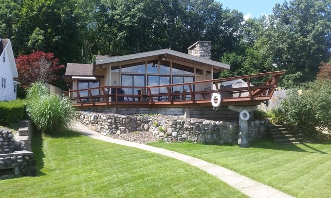 South Gull Lake House | Gull Lake Getaway - House & Guesthouse - Dock, Boat Lift, Sandy Beach, Garage