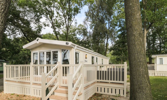 York House | GW28 AT GOOSEWOOD HOLIDAY PARK, family friendly, with hot tub in Huby