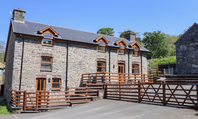 Llanbrynmair House | GWERNFFRIDD, with open fire in Llanbrynmair