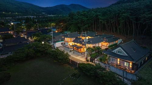 Gyeongju House | Gyeongju Recreation Area Hanok Pool Villa