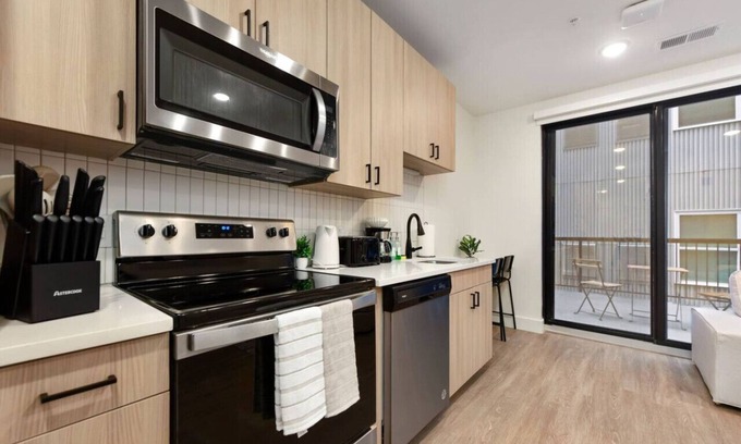 East Liberty Apartment | GYM+PARKING+HULU Near UPMC|Shopping|Universities