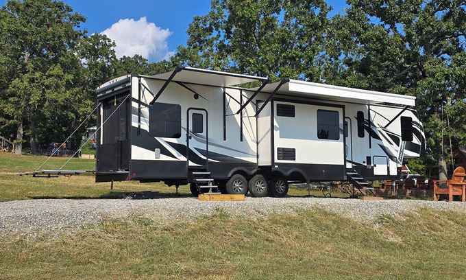 Yellville House | Gypsy Soul Glamping Escape – Upscale 5th Wheel Retreat with Mountain Views