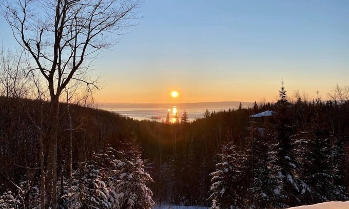 Saint-Joseph-de-la-Rive Ski Chalet | Hôtel à la maison - L'Idyllique, Spa et Fleuve!