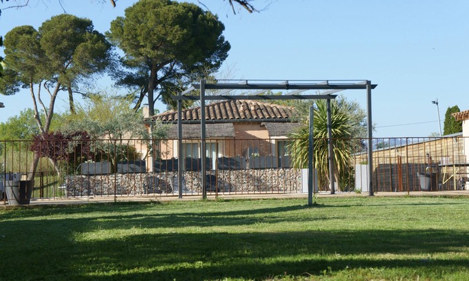 Loriol-du-Comtat House | Hôtel Résidence Les Peupliers