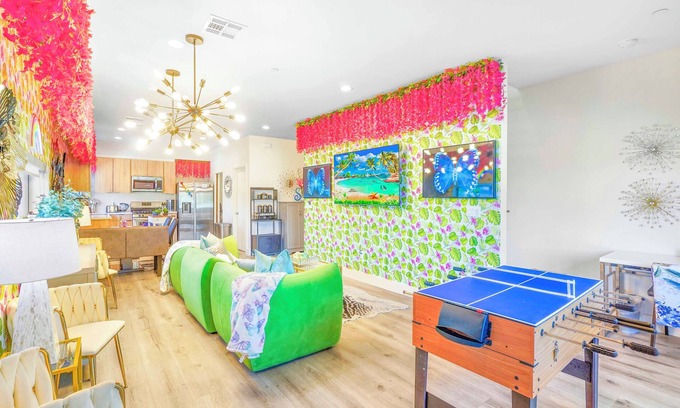 North Hollywood House | H. Fab 5BD/4.5BA NoHo Escape: Close to Universal, Games, Deck, Free Parking!