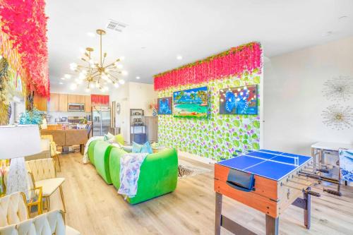North Hollywood House | H- Fab Family 5BD 4,5BA NoHo Escape Near Universal with Games, Deck, Parking