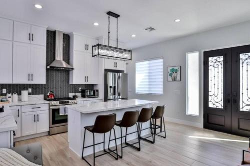 Westminster House | H&H New Built 2023 Hidden Gem Heart of OC 3 Queen Beds