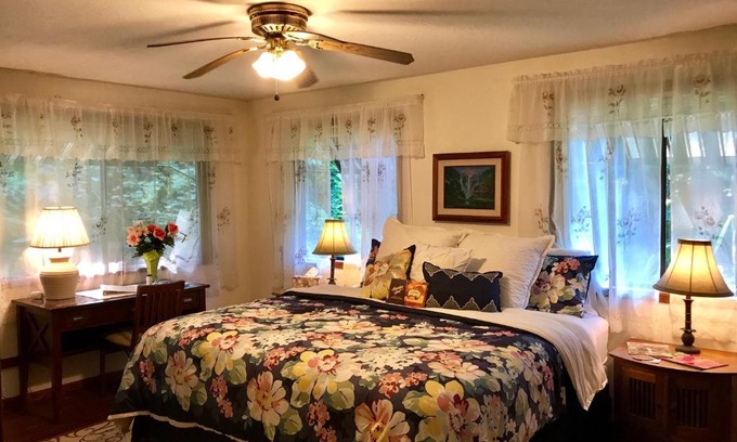 Kailua-Kona Hotel | Hale Maluhia Country Inn